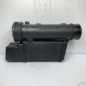 Патрубок -резонатор повітряного фільтра на Мерседес W211 E270 2.7 OM647 A2115280308  