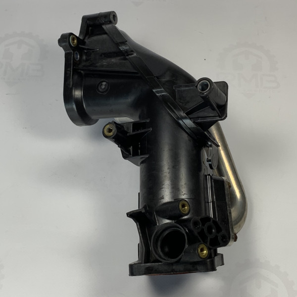 Патрубок дроссельной заслонки на Mercedes 3.0 cdi ом642 V6 A6420901037