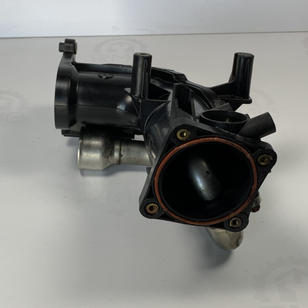 Патрубок дроссельной заслонки на Mercedes 3.0 cdi ом642 V6 A6420901037