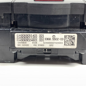 Блок кнопок центральной консоли на Mercedes Sprinter W 906 А9069051401