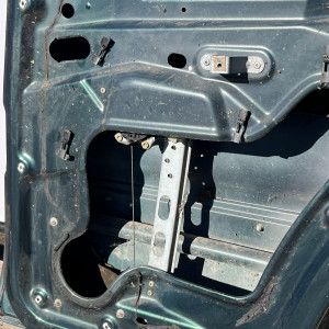 Задняя правая дверка на Mercedes МЛ ML W163