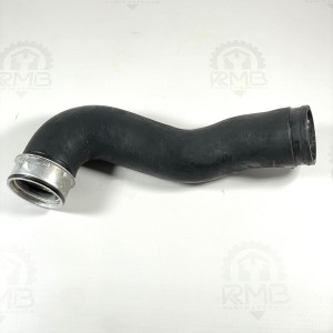 Правый патрубок интеркулера A1645281482 на Mercedes ML W164 3.0 CDI OM642