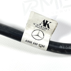 Плюсовая клемма аккумулятора A9064401066 на Mercedes Sprinter W 906
