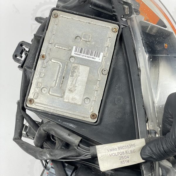 Фара передняя правая XENON Volvo ХС90 30678599