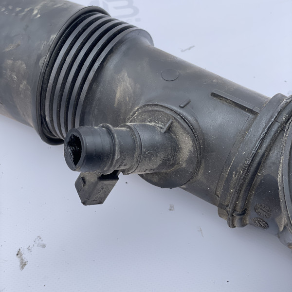 Патрубок воздушного фильтра на Mercedes Vito W639 2.2 CDI ОМ651 A6395280624
