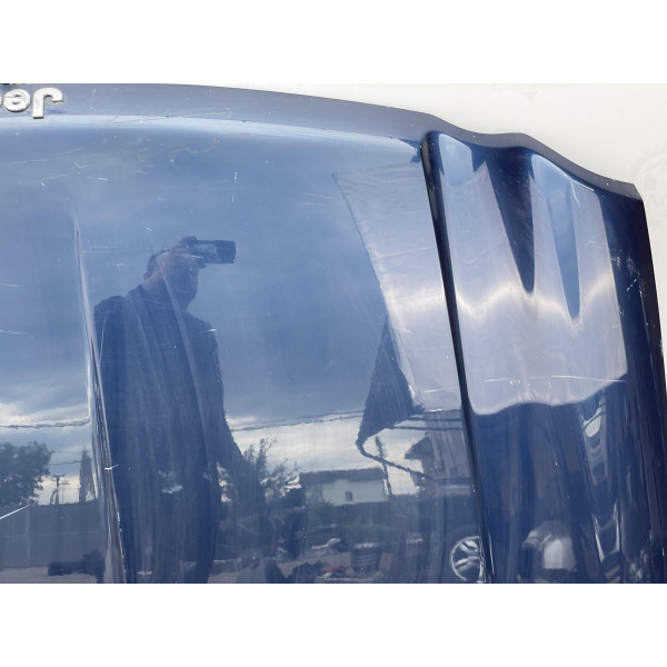 Капот на Jeep Grand Cherokee