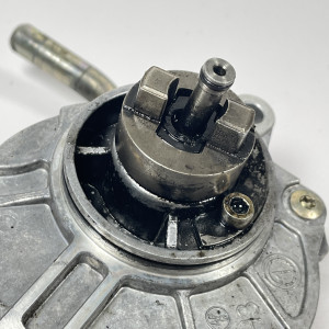 Вакуумный насос на Mercedes ML270 W163 E-Class W210 C-Class W203 2.2 2.7 cdi  A6112300065