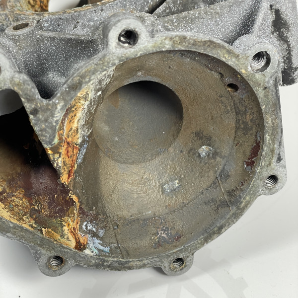 Корпус водяного насоса (термостата) на Mercedes Sprinter 2.9 TDI OM602 TDI A6032010701