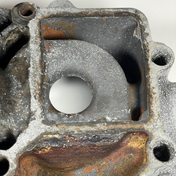 Корпус водяного насоса (термостата) на Mercedes Sprinter 2.9 TDI OM602 TDI A6032010701