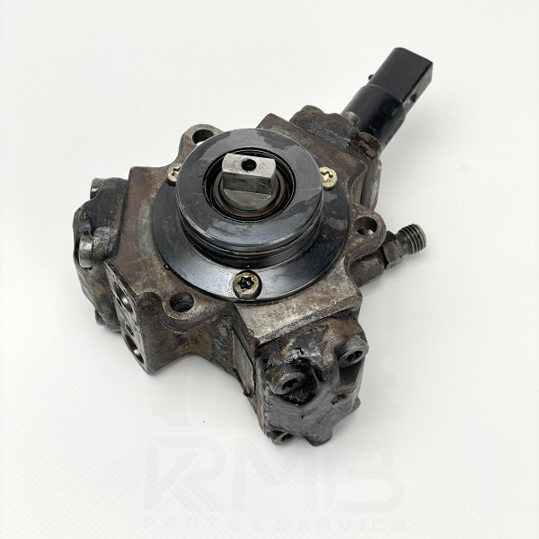 Топливный насос высокого давления (ТНВД) на Mercedes Sprinter Vito 2.2 CDI OM 611  A6110700701