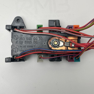 A2035400050 — Блок силових запобіжників (розподільник живлення) на Мерседес W203 C-Class / W209 CLK / Віто W639