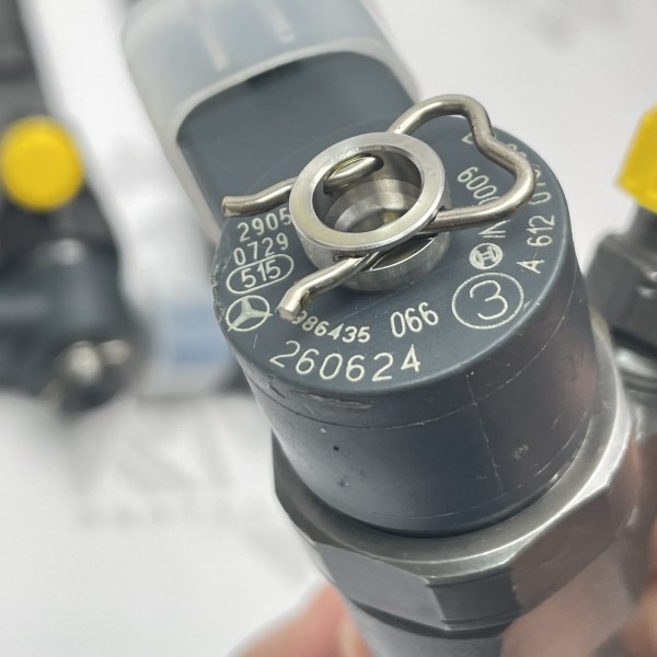 A6120700587 Форсунка паливна дизельна Bosch 066 - 2.7 CDI OM612 на Мерседес Спрінтер W903 216 316 416 / W906 2.7 CDI  (Ціна за шт)
