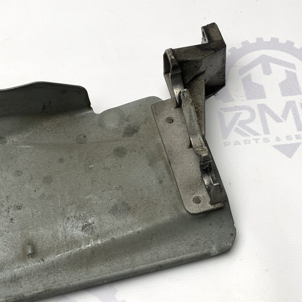 A6470940041 Кронштейн крепления воздушного фильтра на Mercedes E-Class W211 Е270 2.7 CDI OM647 A6470940041 Кронштейн крепления воздушного фильтра на Mercedes E-Class W211 Е270 2.7 CDI OM647