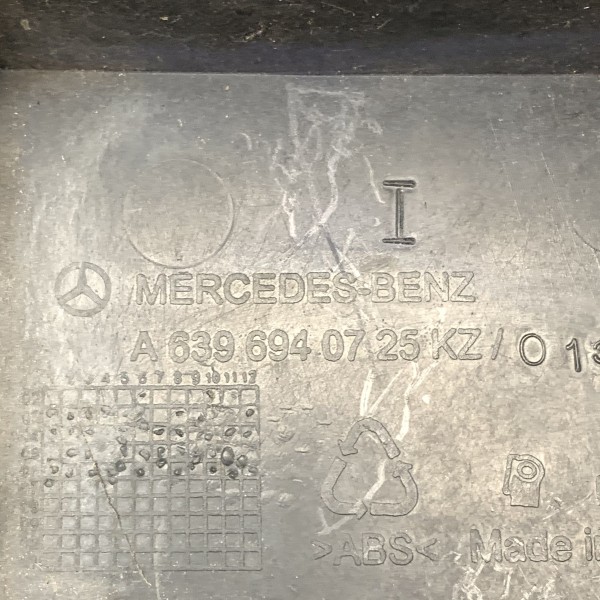 A6396940725 Накладка петли под фонарь, левая на Mercedes Vito / Viano W 639