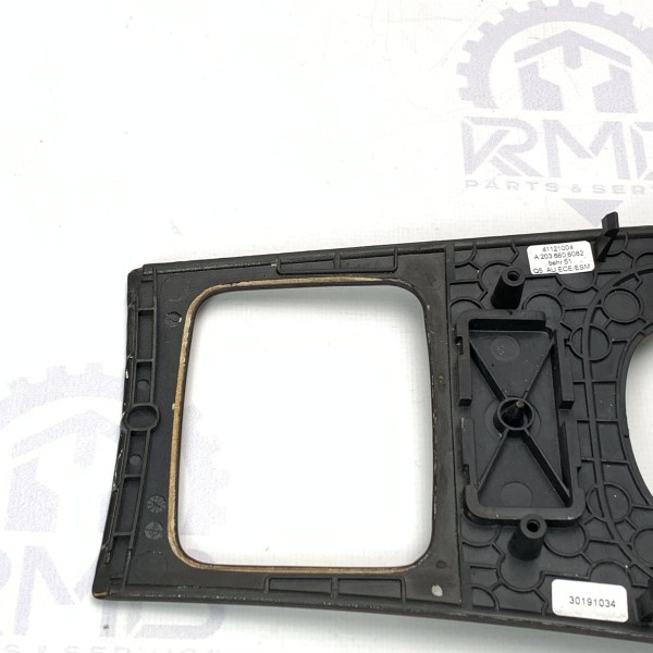 A2036806082 Рамка-накладка на приборную панель на Mercedes C-Class W 203 A2036806082 Рамка-накладка на приборную панель на Mercedes C-Class W 203