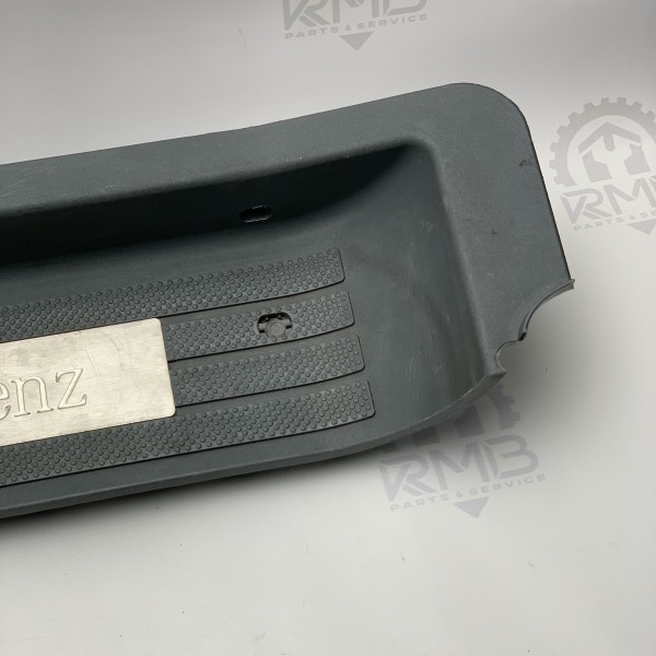 A6396861010 Накладка порога передняя правая на Mercedes Vito / Viano W 639 A6396861010 Накладка порога передняя правая на Mercedes Vito / Viano W 639