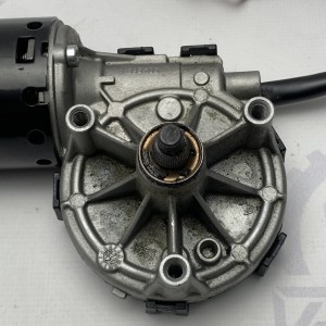 0390241435 Моторчик переднего стеклоочистителя Bosch 12V на Mercedes W220