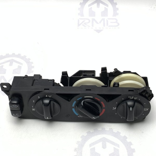 A1638300185 Блок управления климат-контролем С ДЕФЕКТОМ на Mercedes M-Class W163 A1638300185 Блок управления климат-контролем С ДЕФЕКТОМ на Mercedes M-Class W163