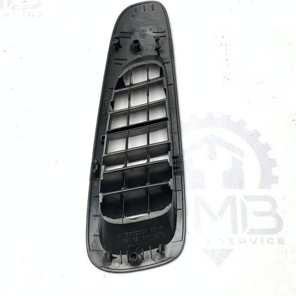 A6398310060 Решетка дефлектора приборной панели, верхняя, левая на Mercedes Vito / Viano W 639 A6398310060 Решетка дефлектора приборной панели, верхняя, левая на Mercedes Vito / Viano W 639