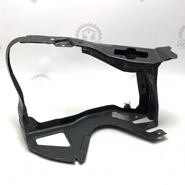 A2206200172 Кронштейн передней левой фары на Mercedes W 220 S-Class A2206200572 A2206200172 Кронштейн передней левой фары на Mercedes W 220 S-Class A2206200572