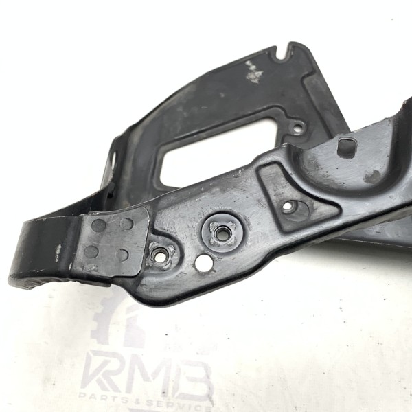 A2206200272 Кронштейн передней правой фары на Mercedes W 220 S-Class A2206200672 A2206200272 Кронштейн передней правой фары на Mercedes W 220 S-Class A2206200672