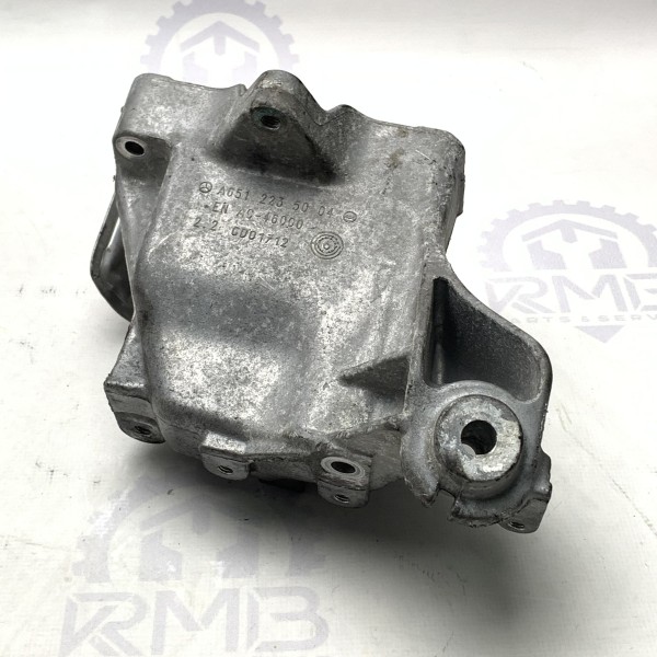 6512235004 Кронштейн опоры двигателя правый на Mercedes 2.1 CDI OM651 ML W166 / GLE W166 / GL X166 / GLS X166 6512235004 Кронштейн опоры двигателя правый на Mercedes 2.1 CDI OM651 ML W166 / GLE W166 / GL X166 / GLS X166