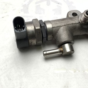 A0000705746 Fuel rail assembly with pressure sensor and Bosch 2.1 CDI OM651 injector for Mercedes W204 / W205 / W212 / W213 / ML W166 / GLE W166