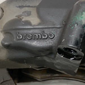 A0024202483 Передний правый тормозной суппорт Brembo на Mercedes W 220 S-Class S320 3.2 CDI