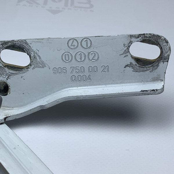 Петля капота, левая на Mercedes Sprinter W 906 9067500021